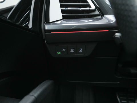 Audi Q4 e-tron 40 S-line Launch edition Competition 77 kWh [ 3-Fase-11kW ] {SOH-93%} (INCL-BTW) *HEATPUMP | LEATHER-FABRIC | SONOS-AUDIO | MATRIX-LED | ADAPTIVE-CRUISE | HEATED-SPORTSEATS | AMBIENTLIGHT | DIGI-COCKPIT | CAMERA | KEYLESS | DAB+ | NAVI-FULLMAP | TOWBAR |