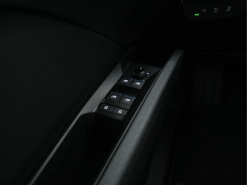 Audi Q4 e-tron 40 S-line Launch edition Competition 77 kWh [ 3-Fase-11kW ] {SOH-93%} (INCL-BTW) *HEATPUMP | LEATHER-FABRIC | SONOS-AUDIO | MATRIX-LED | ADAPTIVE-CRUISE | HEATED-SPORTSEATS | AMBIENTLIGHT | DIGI-COCKPIT | CAMERA | KEYLESS | DAB+ | NAVI-FULLMAP | TOWBAR |