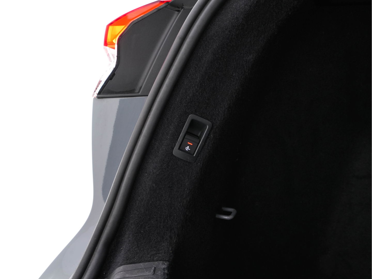 Audi Q4 e-tron 40 S-line Launch edition Competition 77 kWh [ 3-Fase-11kW ] {SOH-93%} (INCL-BTW) *HEATPUMP | LEATHER-FABRIC | SONOS-AUDIO | MATRIX-LED | ADAPTIVE-CRUISE | HEATED-SPORTSEATS | AMBIENTLIGHT | DIGI-COCKPIT | CAMERA | KEYLESS | DAB+ | NAVI-FULLMAP | TOWBAR |