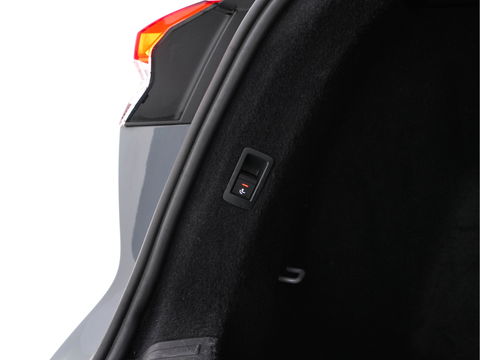 Audi Q4 e-tron 40 S-line Launch edition Competition 77 kWh [ 3-Fase-11kW ] {SOH-93%} (INCL-BTW) *HEATPUMP | LEATHER-FABRIC | SONOS-AUDIO | MATRIX-LED | ADAPTIVE-CRUISE | HEATED-SPORTSEATS | AMBIENTLIGHT | DIGI-COCKPIT | CAMERA | KEYLESS | DAB+ | NAVI-FULLMAP | TOWBAR |