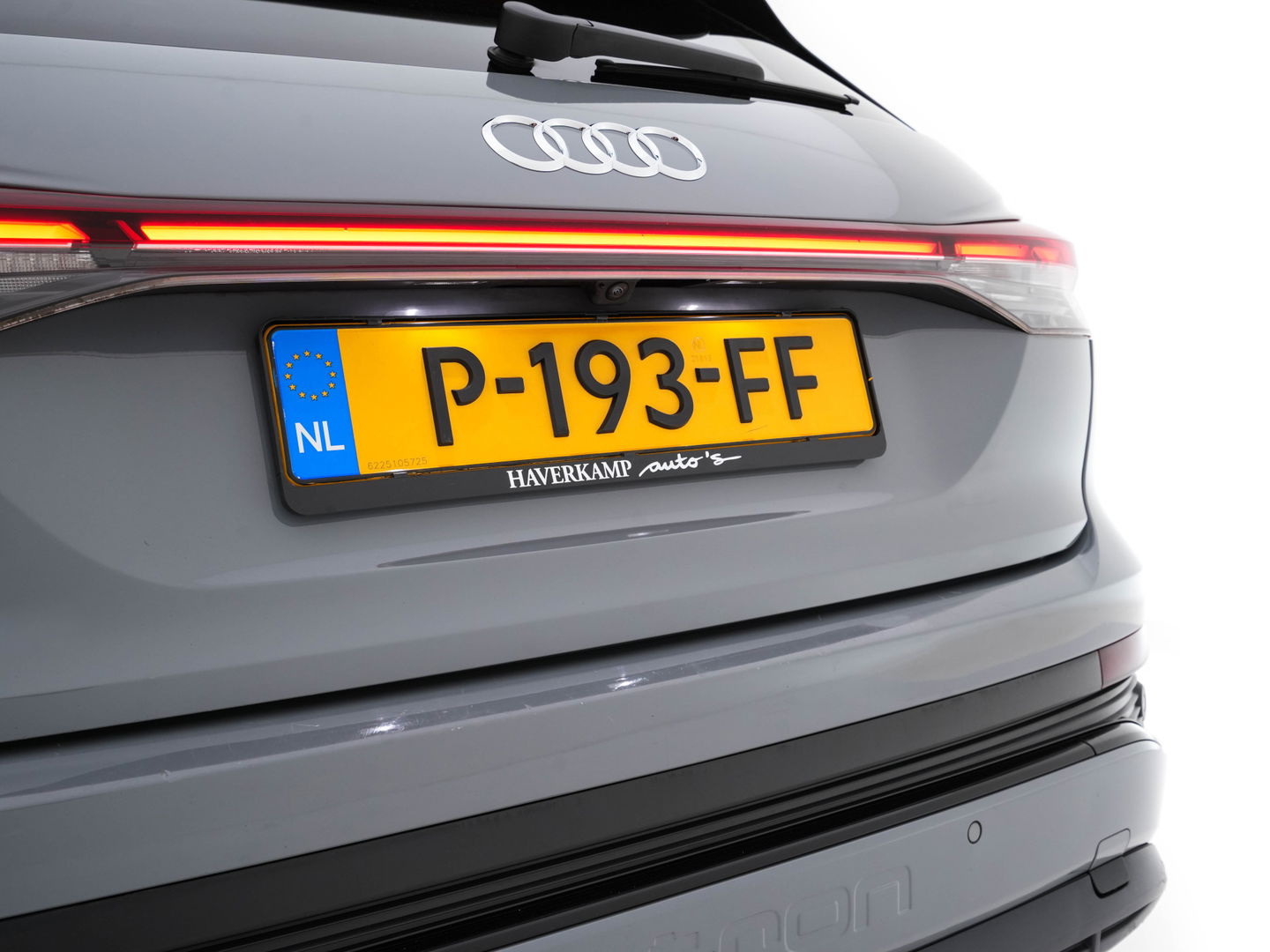 Audi Q4 e-tron 40 S-line Launch edition Competition 77 kWh [ 3-Fase-11kW ] {SOH-93%} (INCL-BTW) *HEATPUMP | LEATHER-FABRIC | SONOS-AUDIO | MATRIX-LED | ADAPTIVE-CRUISE | HEATED-SPORTSEATS | AMBIENTLIGHT | DIGI-COCKPIT | CAMERA | KEYLESS | DAB+ | NAVI-FULLMAP | TOWBAR |