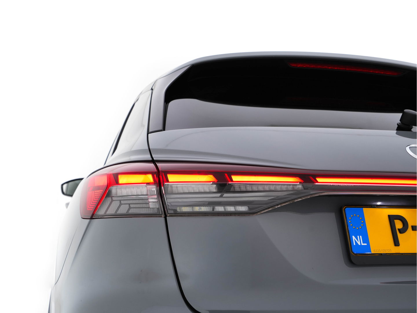 Audi Q4 e-tron 40 S-line Launch edition Competition 77 kWh [ 3-Fase-11kW ] {SOH-93%} (INCL-BTW) *HEATPUMP | LEATHER-FABRIC | SONOS-AUDIO | MATRIX-LED | ADAPTIVE-CRUISE | HEATED-SPORTSEATS | AMBIENTLIGHT | DIGI-COCKPIT | CAMERA | KEYLESS | DAB+ | NAVI-FULLMAP | TOWBAR |