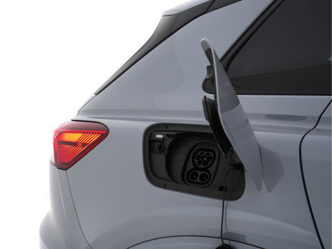 Audi Q4 e-tron 40 S-line Launch edition Competition 77 kWh [ 3-Fase-11kW ] {SOH-93%} (INCL-BTW) *HEATPUMP | LEATHER-FABRIC | SONOS-AUDIO | MATRIX-LED | ADAPTIVE-CRUISE | HEATED-SPORTSEATS | AMBIENTLIGHT | DIGI-COCKPIT | CAMERA | KEYLESS | DAB+ | NAVI-FULLMAP | TOWBAR |