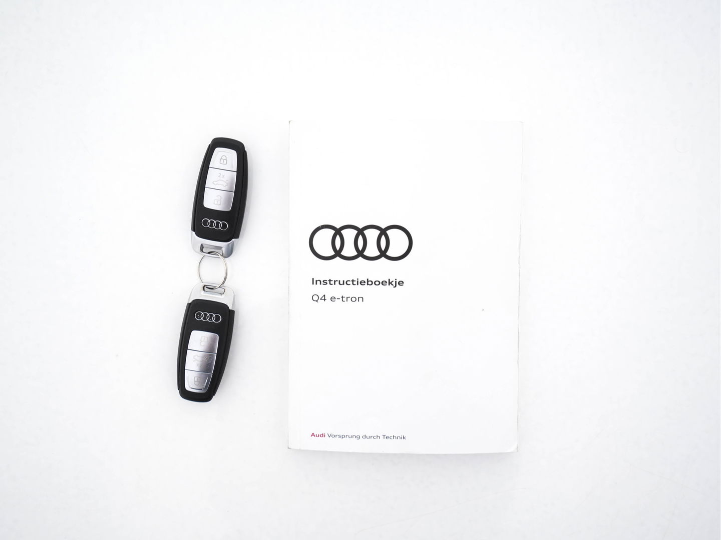 Audi Q4 e-tron 40 S-line Launch edition Competition 77 kWh [ 3-Fase-11kW ] {SOH-93%} (INCL-BTW) *HEATPUMP | LEATHER-FABRIC | SONOS-AUDIO | MATRIX-LED | ADAPTIVE-CRUISE | HEATED-SPORTSEATS | AMBIENTLIGHT | DIGI-COCKPIT | CAMERA | KEYLESS | DAB+ | NAVI-FULLMAP | TOWBAR |