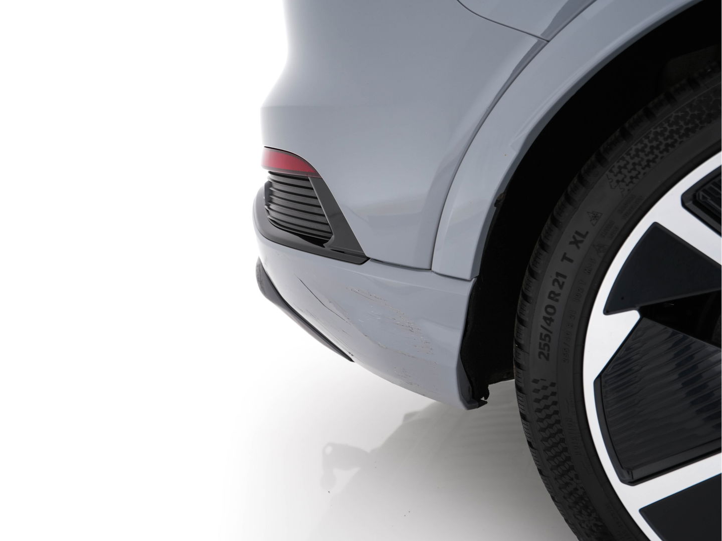 Audi Q4 e-tron 40 S-line Launch edition Competition 77 kWh [ 3-Fase-11kW ] {SOH-93%} (INCL-BTW) *HEATPUMP | LEATHER-FABRIC | SONOS-AUDIO | MATRIX-LED | ADAPTIVE-CRUISE | HEATED-SPORTSEATS | AMBIENTLIGHT | DIGI-COCKPIT | CAMERA | KEYLESS | DAB+ | NAVI-FULLMAP | TOWBAR |