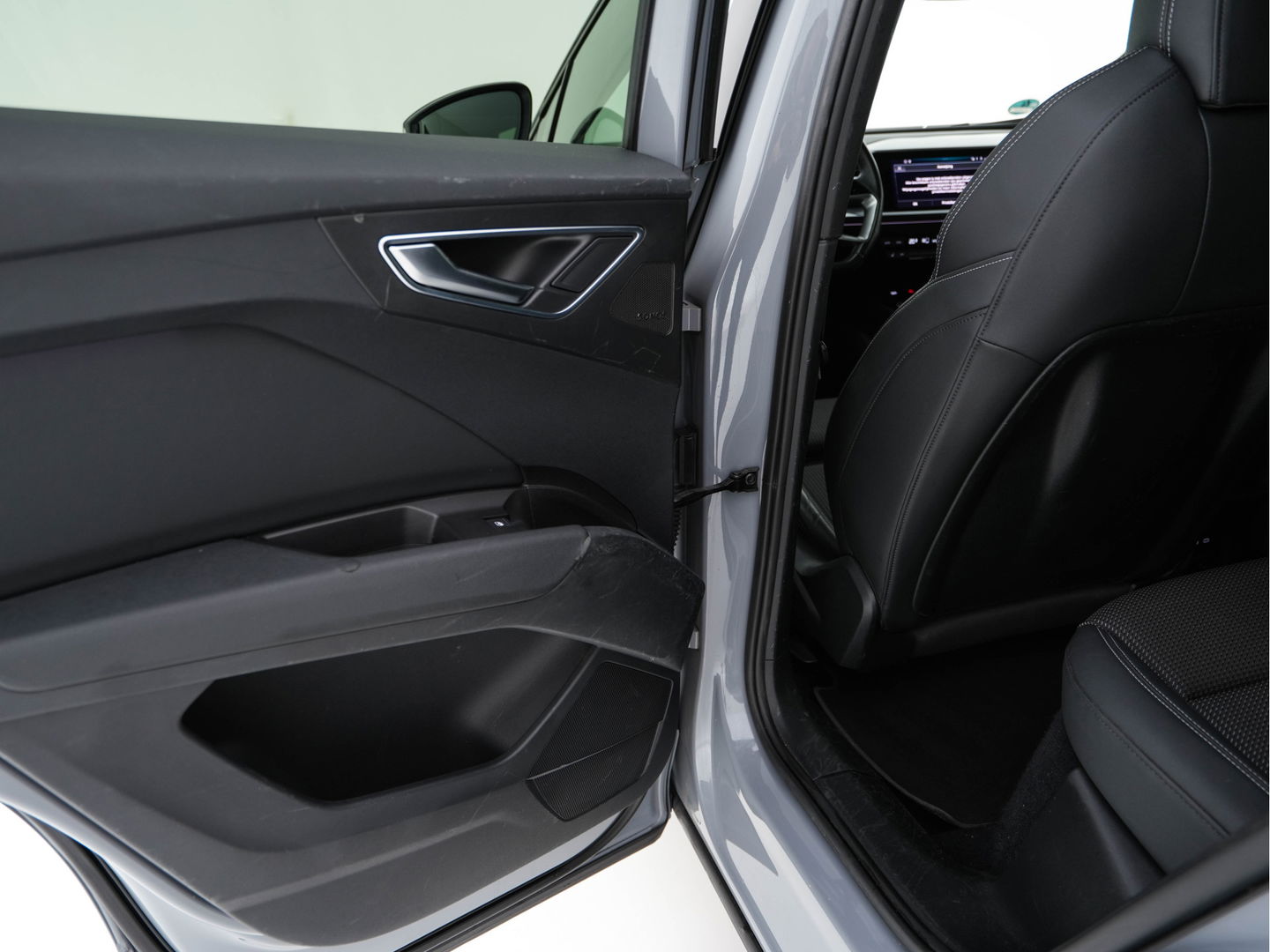 Audi Q4 e-tron 40 S-line Launch edition Competition 77 kWh [ 3-Fase-11kW ] {SOH-93%} (INCL-BTW) *HEATPUMP | LEATHER-FABRIC | SONOS-AUDIO | MATRIX-LED | ADAPTIVE-CRUISE | HEATED-SPORTSEATS | AMBIENTLIGHT | DIGI-COCKPIT | CAMERA | KEYLESS | DAB+ | NAVI-FULLMAP | TOWBAR |