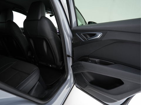 Audi Q4 e-tron 40 S-line Launch edition Competition 77 kWh [ 3-Fase-11kW ] {SOH-93%} (INCL-BTW) *HEATPUMP | LEATHER-FABRIC | SONOS-AUDIO | MATRIX-LED | ADAPTIVE-CRUISE | HEATED-SPORTSEATS | AMBIENTLIGHT | DIGI-COCKPIT | CAMERA | KEYLESS | DAB+ | NAVI-FULLMAP | TOWBAR |