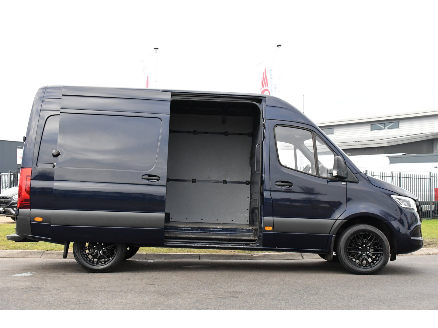 Mercedes-Benz Sprinter 317 1.9 CDI L2H2 RWD PB Edition Camera, Cruise, Carplay, LED, Leder, Stoelverwaming, 170pk, Trekhaak, Automaat, Mbux, Uniek!