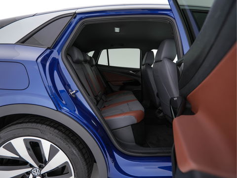 Volkswagen ID.4 First 77 kWh [ 3-Fase-11kW ] {SOH-83%} (INCL-BTW) *LEATHER-MICROFIBRE | FULL-LED | CRUISE | HEATED-COMFORTSEATS | DIGI-COCKPIT | AMBIENTLIGHT | NAVI-FULLMAP | PDC | TOWBAR | PRIVACY-GLASS | CAMERA | 20''ALU*