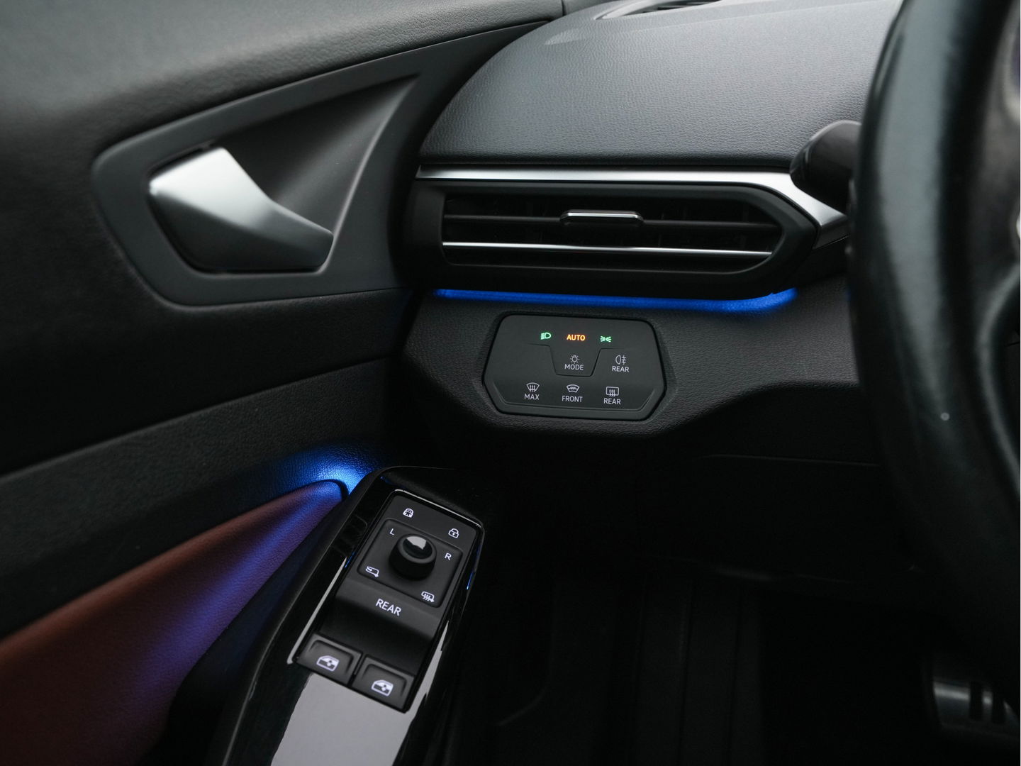 Volkswagen ID.4 First 77 kWh [ 3-Fase-11kW ] {SOH-83%} (INCL-BTW) *LEATHER-MICROFIBRE | FULL-LED | CRUISE | HEATED-COMFORTSEATS | DIGI-COCKPIT | AMBIENTLIGHT | NAVI-FULLMAP | PDC | TOWBAR | PRIVACY-GLASS | CAMERA | 20''ALU*