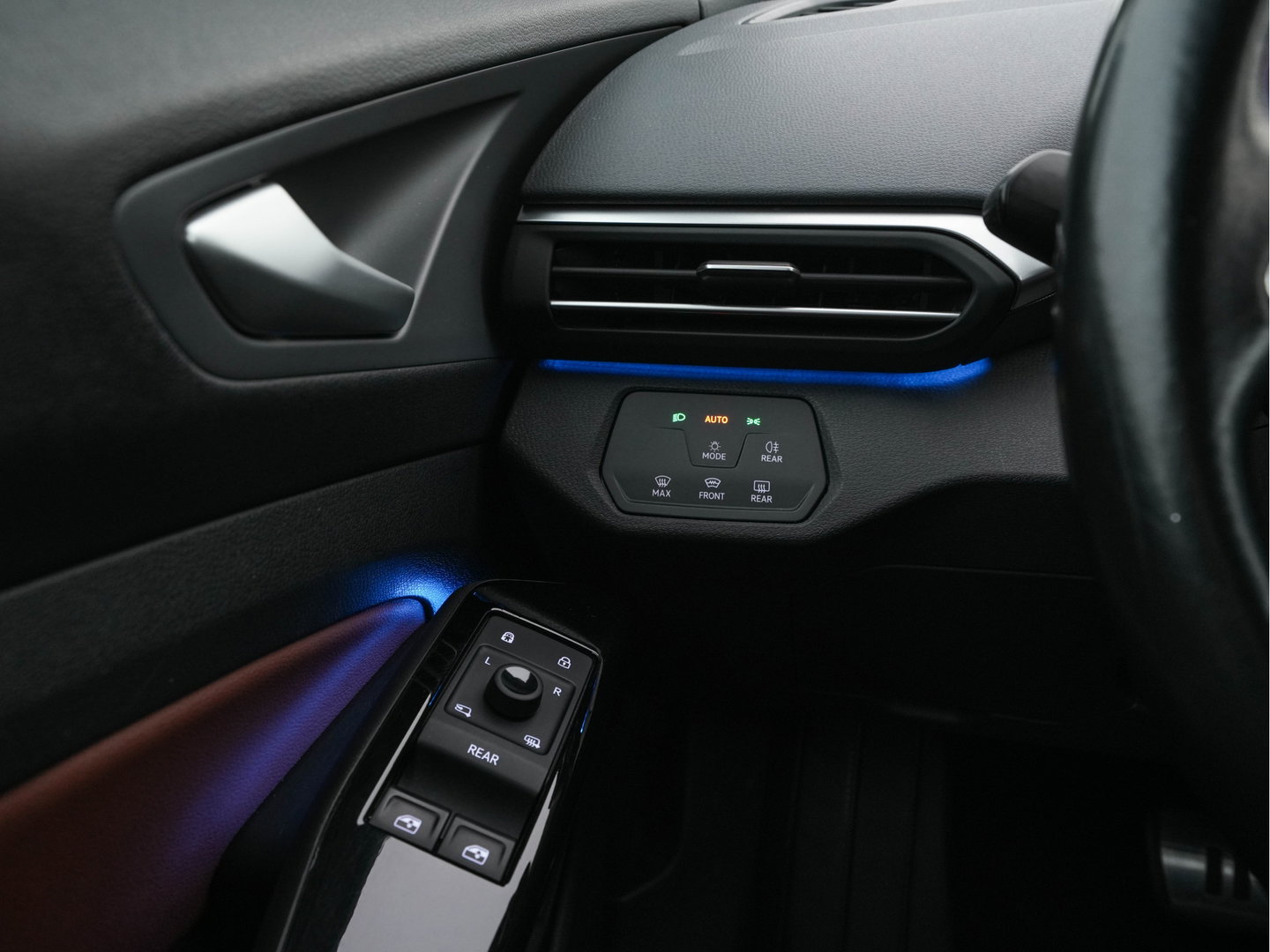 Volkswagen ID.4 First 77 kWh [ 3-Fase-11kW ] {SOH-83%} (INCL-BTW) *LEATHER-MICROFIBRE | FULL-LED | CRUISE | HEATED-COMFORTSEATS | DIGI-COCKPIT | AMBIENTLIGHT | NAVI-FULLMAP | PDC | TOWBAR | PRIVACY-GLASS | CAMERA | 20''ALU*