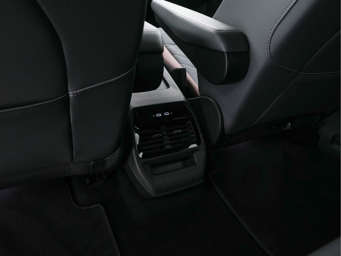 Volkswagen ID.4 First 77 kWh [ 3-Fase-11kW ] {SOH-83%} (INCL-BTW) *LEATHER-MICROFIBRE | FULL-LED | CRUISE | HEATED-COMFORTSEATS | DIGI-COCKPIT | AMBIENTLIGHT | NAVI-FULLMAP | PDC | TOWBAR | PRIVACY-GLASS | CAMERA | 20''ALU*