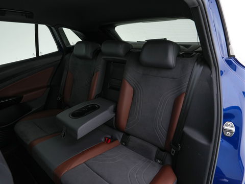 Volkswagen ID.4 First 77 kWh [ 3-Fase-11kW ] {SOH-83%} (INCL-BTW) *LEATHER-MICROFIBRE | FULL-LED | CRUISE | HEATED-COMFORTSEATS | DIGI-COCKPIT | AMBIENTLIGHT | NAVI-FULLMAP | PDC | TOWBAR | PRIVACY-GLASS | CAMERA | 20''ALU*