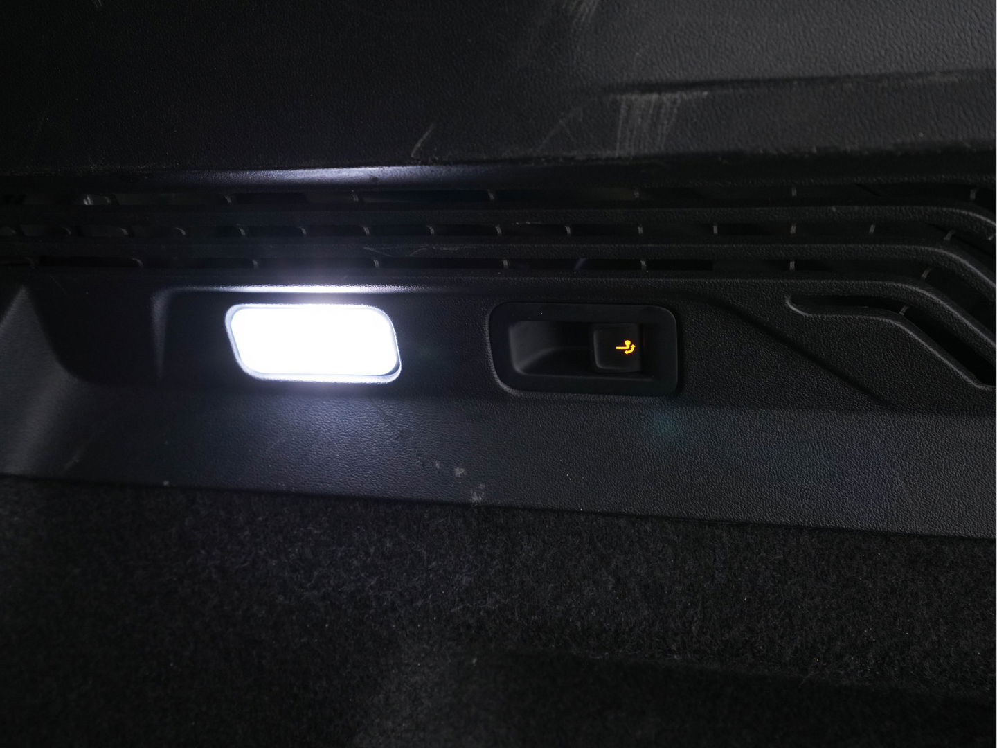 Volkswagen ID.4 First 77 kWh [ 3-Fase-11kW ] {SOH-83%} (INCL-BTW) *LEATHER-MICROFIBRE | FULL-LED | CRUISE | HEATED-COMFORTSEATS | DIGI-COCKPIT | AMBIENTLIGHT | NAVI-FULLMAP | PDC | TOWBAR | PRIVACY-GLASS | CAMERA | 20''ALU*