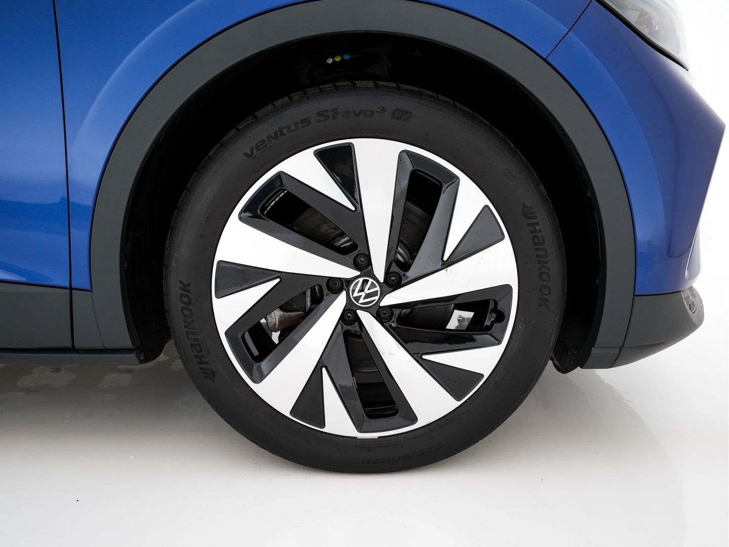 Volkswagen ID.4 First 77 kWh [ 3-Fase-11kW ] {SOH-83%} (INCL-BTW) *LEATHER-MICROFIBRE | FULL-LED | CRUISE | HEATED-COMFORTSEATS | DIGI-COCKPIT | AMBIENTLIGHT | NAVI-FULLMAP | PDC | TOWBAR | PRIVACY-GLASS | CAMERA | 20''ALU*