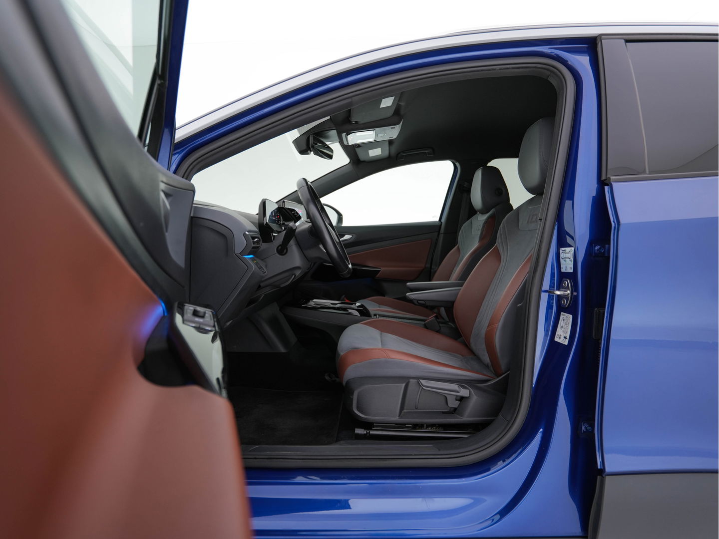 Volkswagen ID.4 First 77 kWh [ 3-Fase-11kW ] {SOH-83%} (INCL-BTW) *LEATHER-MICROFIBRE | FULL-LED | CRUISE | HEATED-COMFORTSEATS | DIGI-COCKPIT | AMBIENTLIGHT | NAVI-FULLMAP | PDC | TOWBAR | PRIVACY-GLASS | CAMERA | 20''ALU*