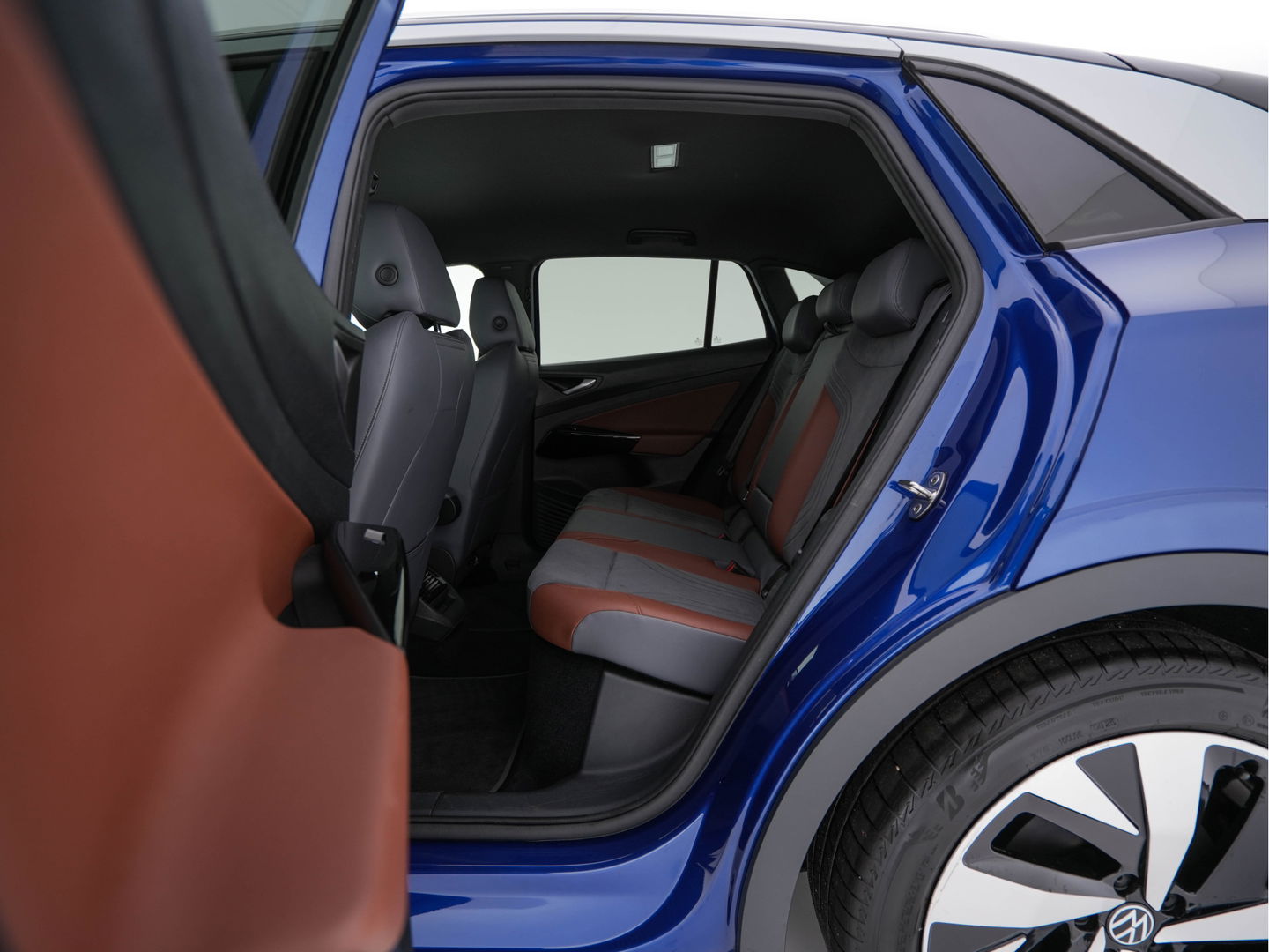 Volkswagen ID.4 First 77 kWh [ 3-Fase-11kW ] {SOH-83%} (INCL-BTW) *LEATHER-MICROFIBRE | FULL-LED | CRUISE | HEATED-COMFORTSEATS | DIGI-COCKPIT | AMBIENTLIGHT | NAVI-FULLMAP | PDC | TOWBAR | PRIVACY-GLASS | CAMERA | 20''ALU*