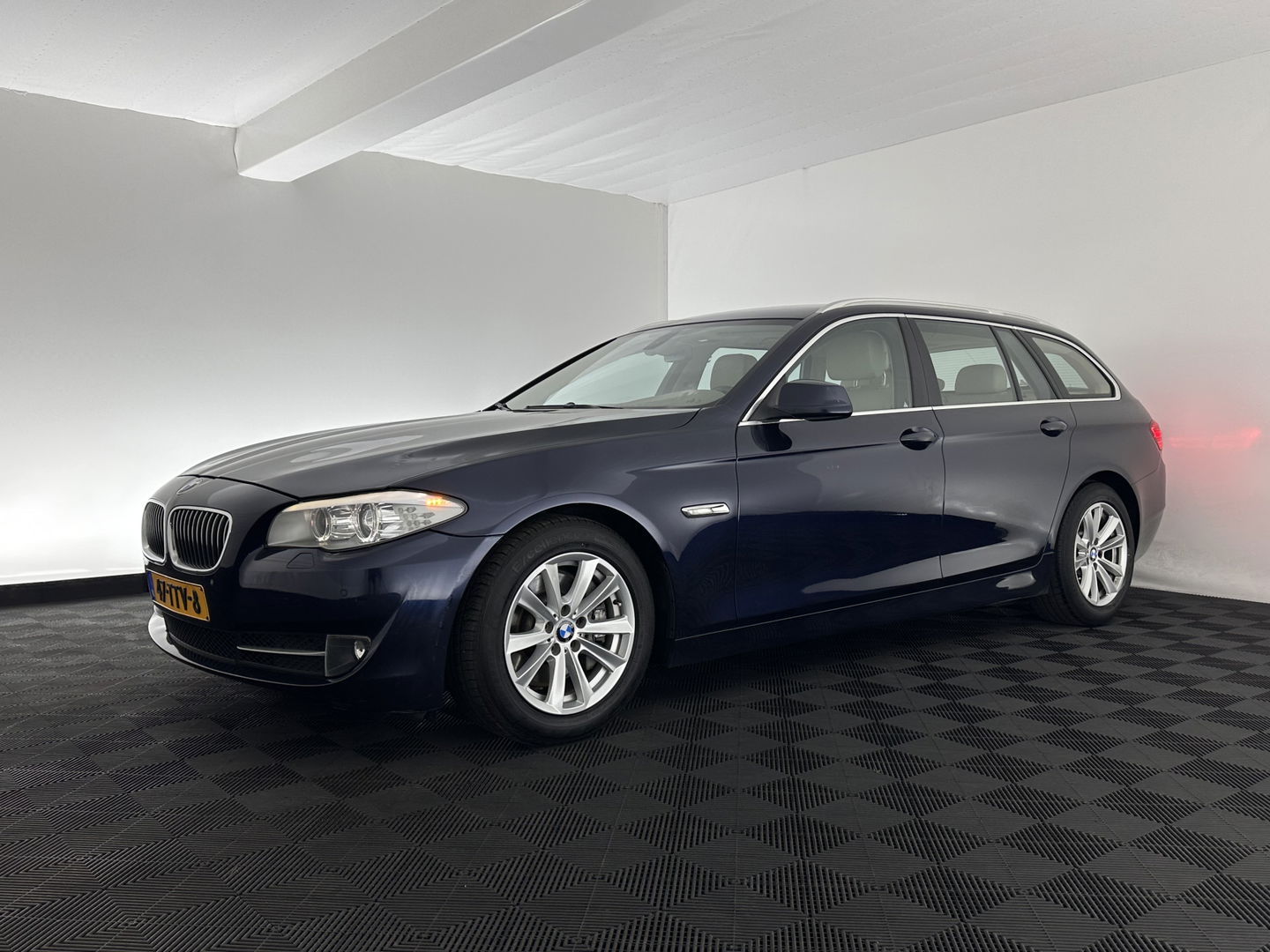 BMW 5 Serie Touring 525xd High Executive AWD *AUT | LEATHER | BI- XENON | HEATED-SPORTSEATS | NAVI-FULLMAP | ECC | PDC | 17"ALU*