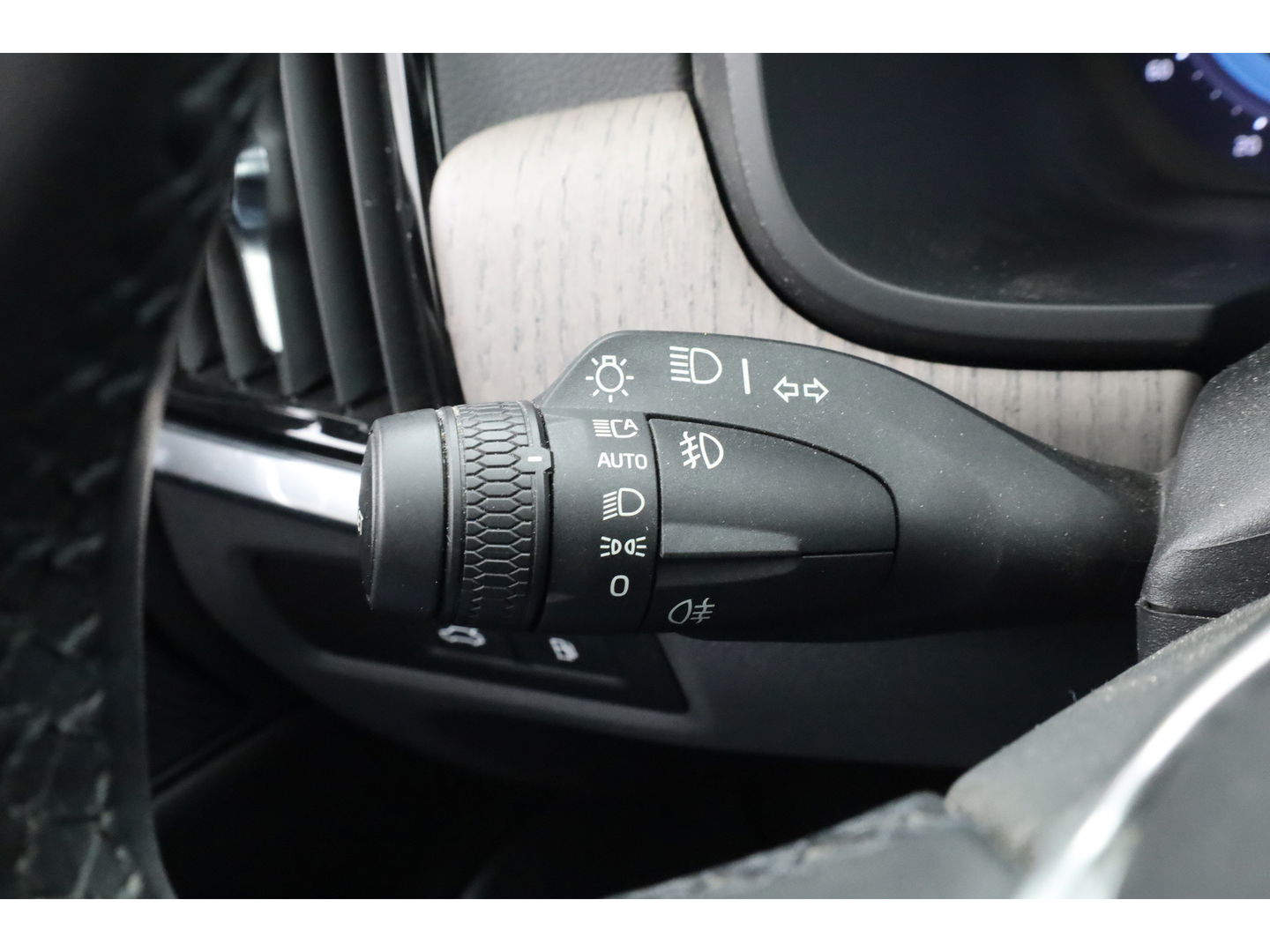 Volvo V90 2.0 T6 Plug-in hybrid AWD Ultimate Bright | Pano | 360 Cam | Stoel ventilatie | ACC | Blis | H&K Audio | uitvoering controleren