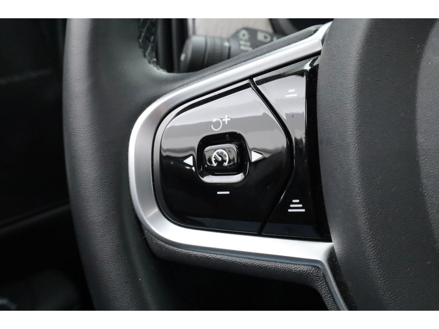 Volvo V90 2.0 T6 Plug-in hybrid AWD Ultimate Bright | Pano | 360 Cam | Stoel ventilatie | ACC | Blis | H&K Audio | uitvoering controleren