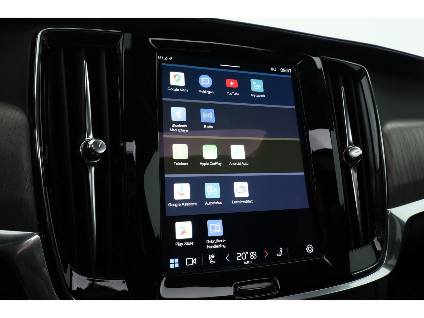 Volvo V90 2.0 T6 Plug-in hybrid AWD Ultimate Bright | Pano | 360 Cam | Stoel ventilatie | ACC | Blis | H&K Audio | uitvoering controleren