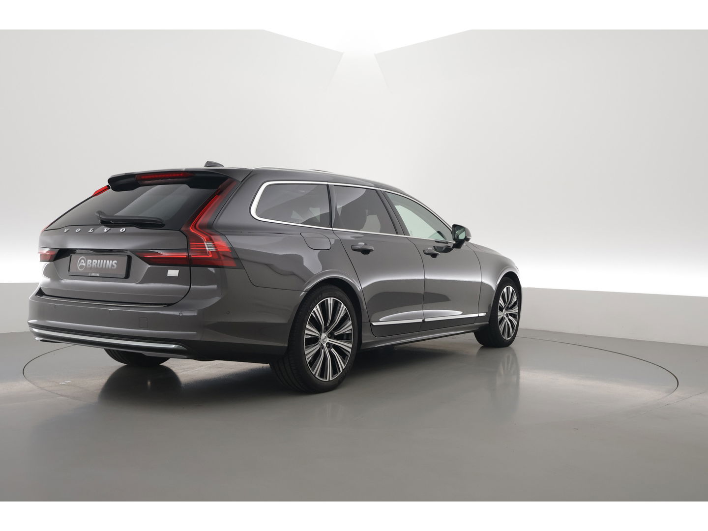 Volvo V90 2.0 T6 Plug-in hybrid AWD Ultimate Bright | Pano | 360 Cam | Stoel ventilatie | ACC | Blis | H&K Audio | uitvoering controleren