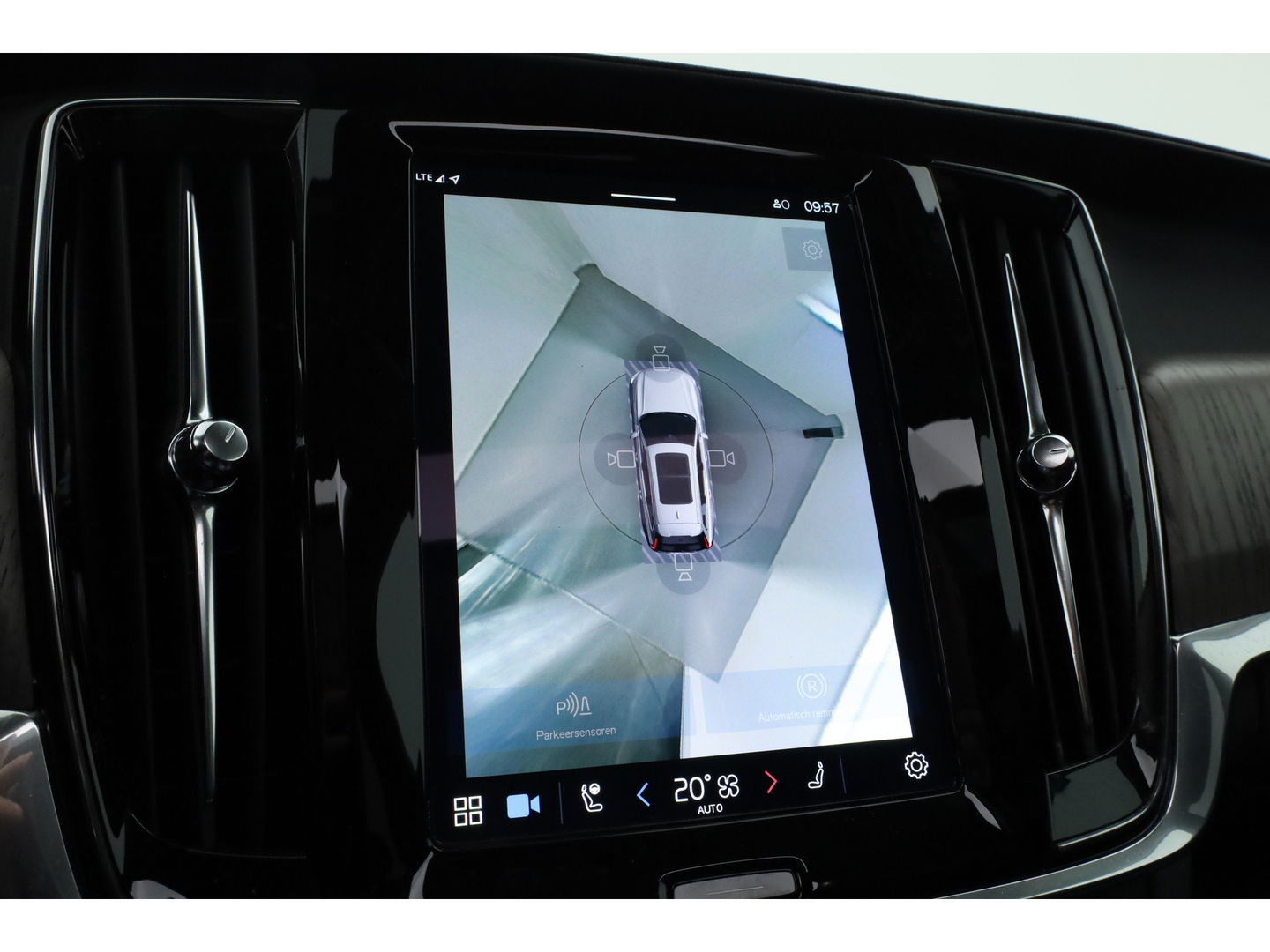 Volvo V90 2.0 T6 Plug-in hybrid AWD Ultimate Bright | Pano | 360 Cam | Stoel ventilatie | ACC | Blis | H&K Audio | uitvoering controleren