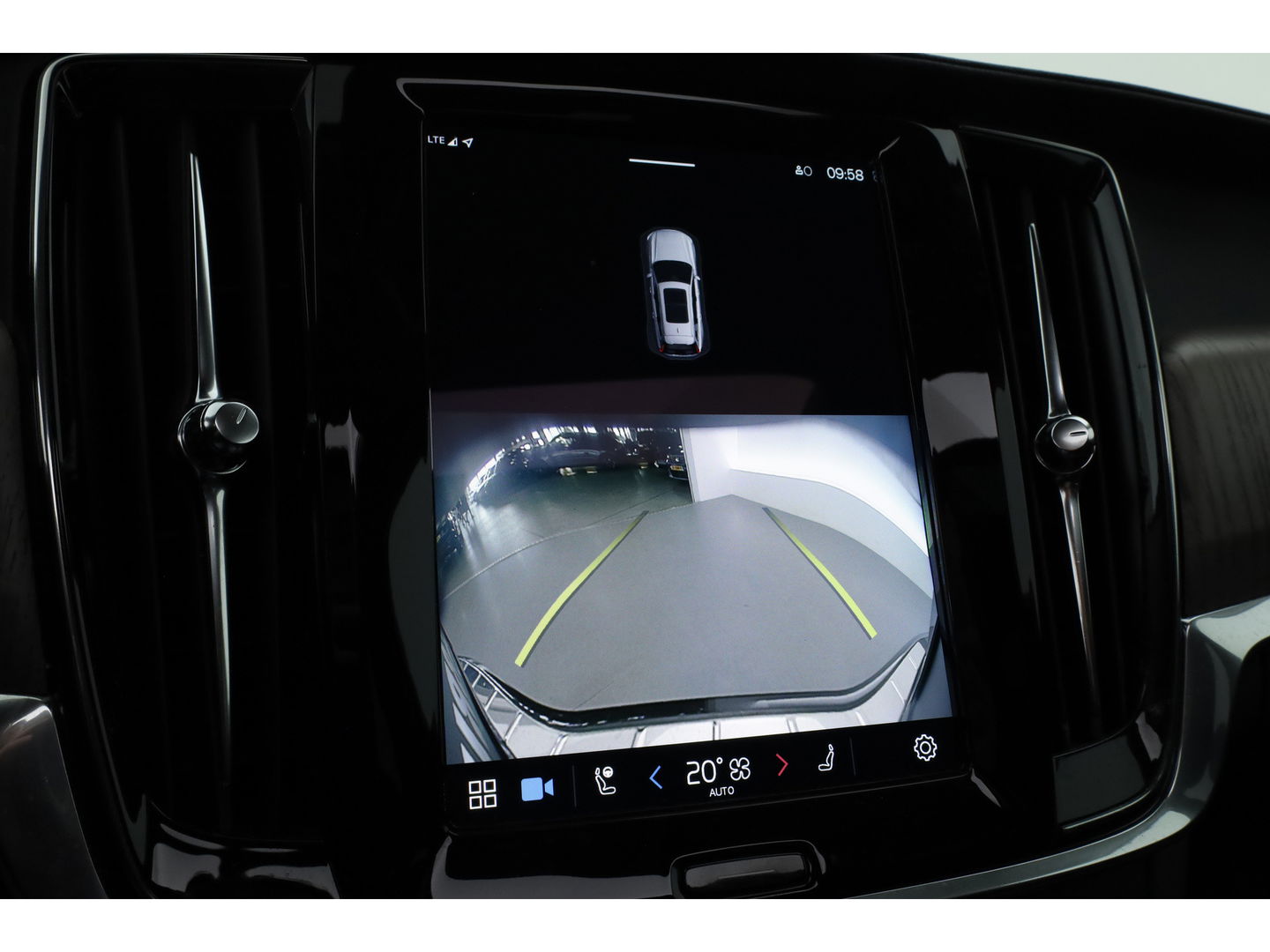 Volvo V90 2.0 T6 Plug-in hybrid AWD Ultimate Bright | Pano | 360 Cam | Stoel ventilatie | ACC | Blis | H&K Audio | uitvoering controleren