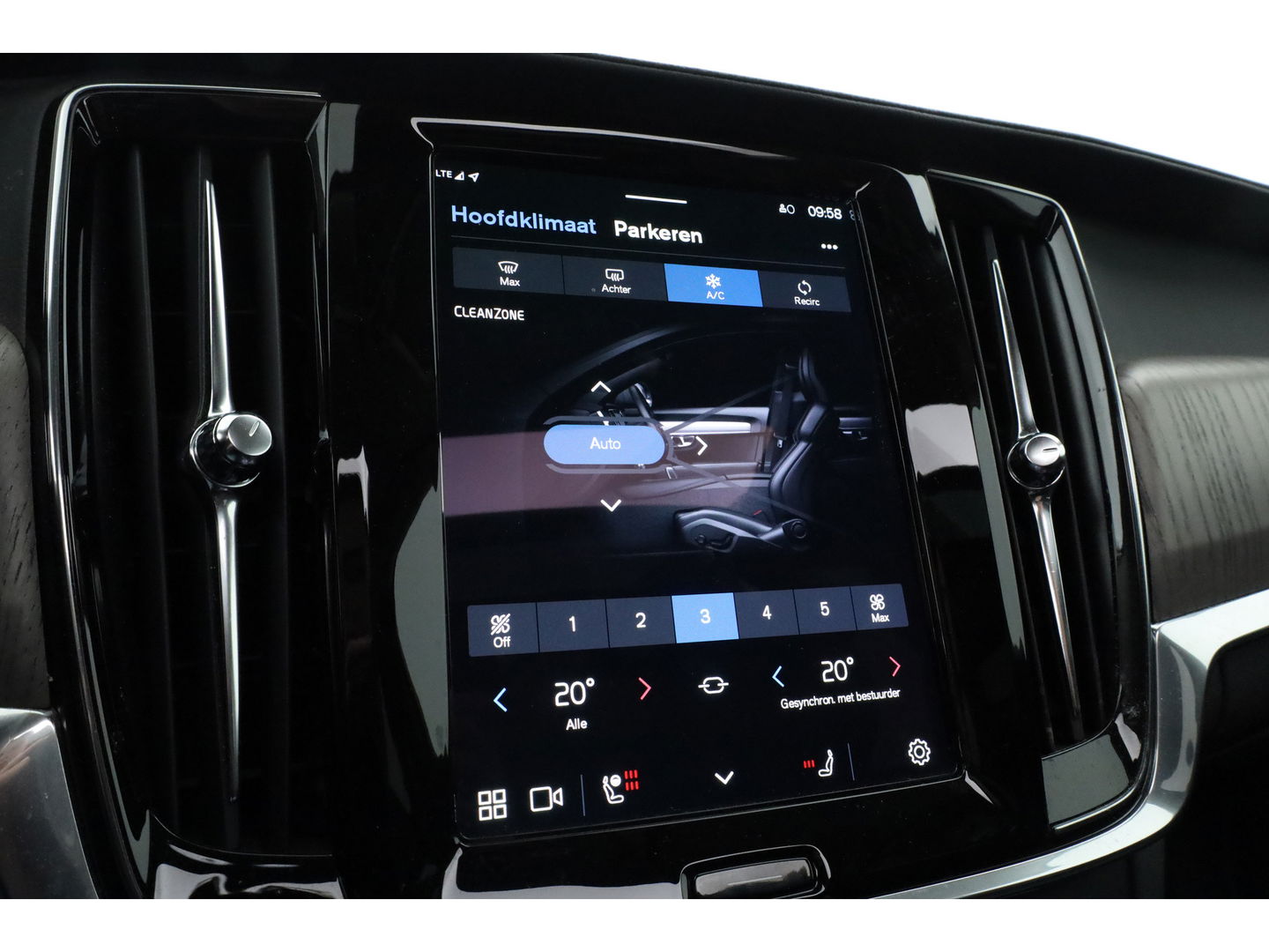 Volvo V90 2.0 T6 Plug-in hybrid AWD Ultimate Bright | Pano | 360 Cam | Stoel ventilatie | ACC | Blis | H&K Audio | uitvoering controleren