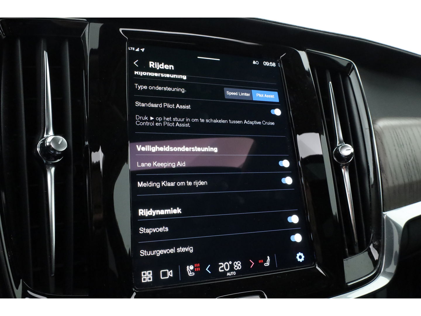 Volvo V90 2.0 T6 Plug-in hybrid AWD Ultimate Bright | Pano | 360 Cam | Stoel ventilatie | ACC | Blis | H&K Audio | uitvoering controleren