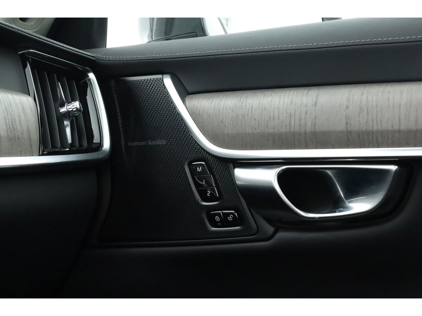 Volvo V90 2.0 T6 Plug-in hybrid AWD Ultimate Bright | Pano | 360 Cam | Stoel ventilatie | ACC | Blis | H&K Audio | uitvoering controleren