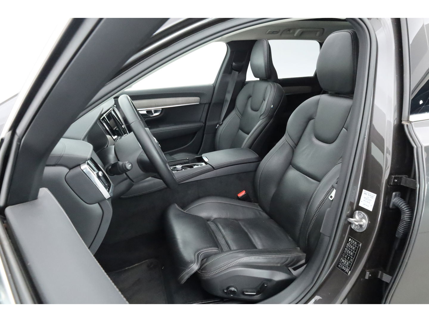 Volvo V90 2.0 T6 Plug-in hybrid AWD Ultimate Bright | Pano | 360 Cam | Stoel ventilatie | ACC | Blis | H&K Audio | uitvoering controleren