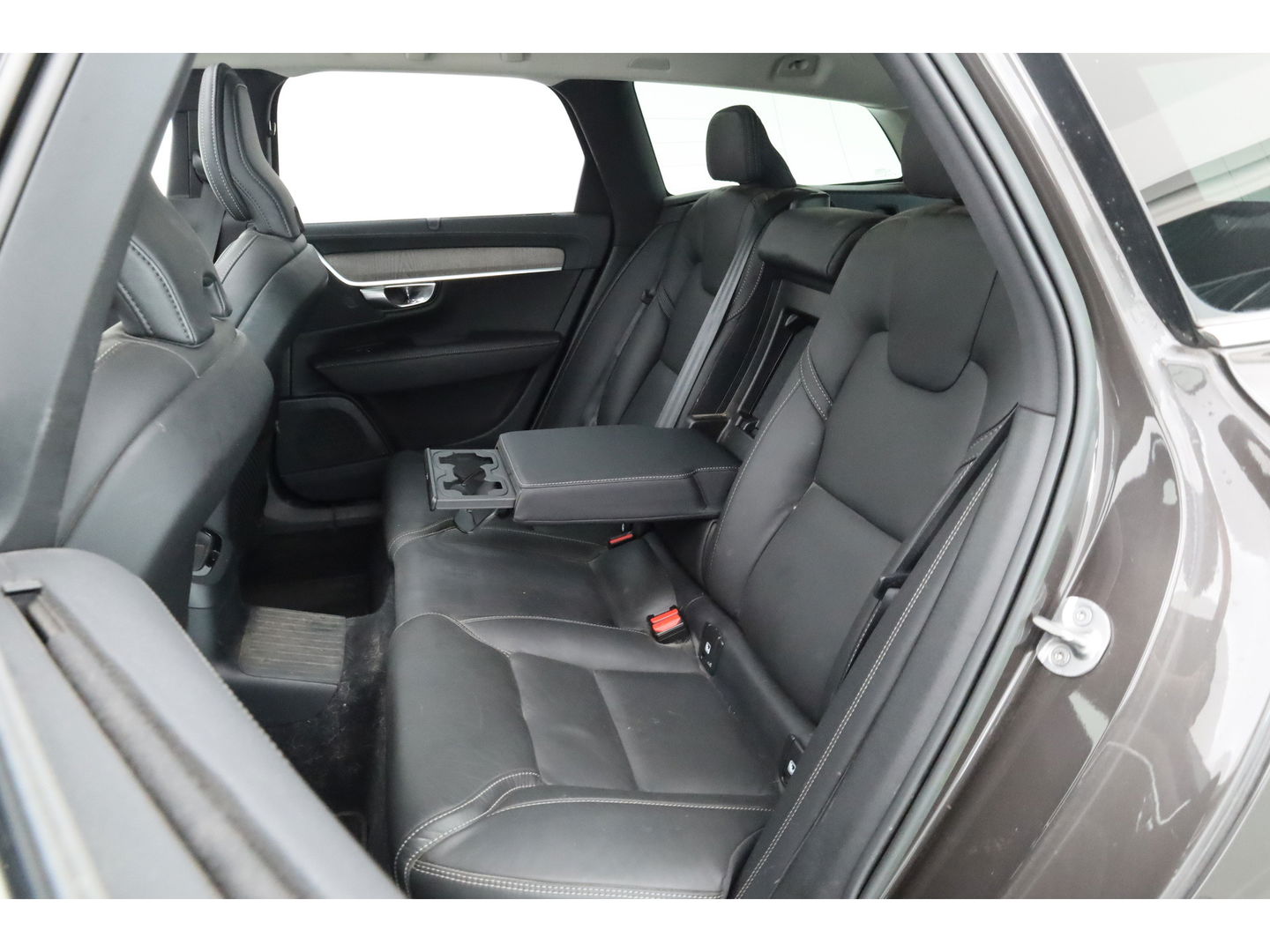 Volvo V90 2.0 T6 Plug-in hybrid AWD Ultimate Bright | Pano | 360 Cam | Stoel ventilatie | ACC | Blis | H&K Audio | uitvoering controleren