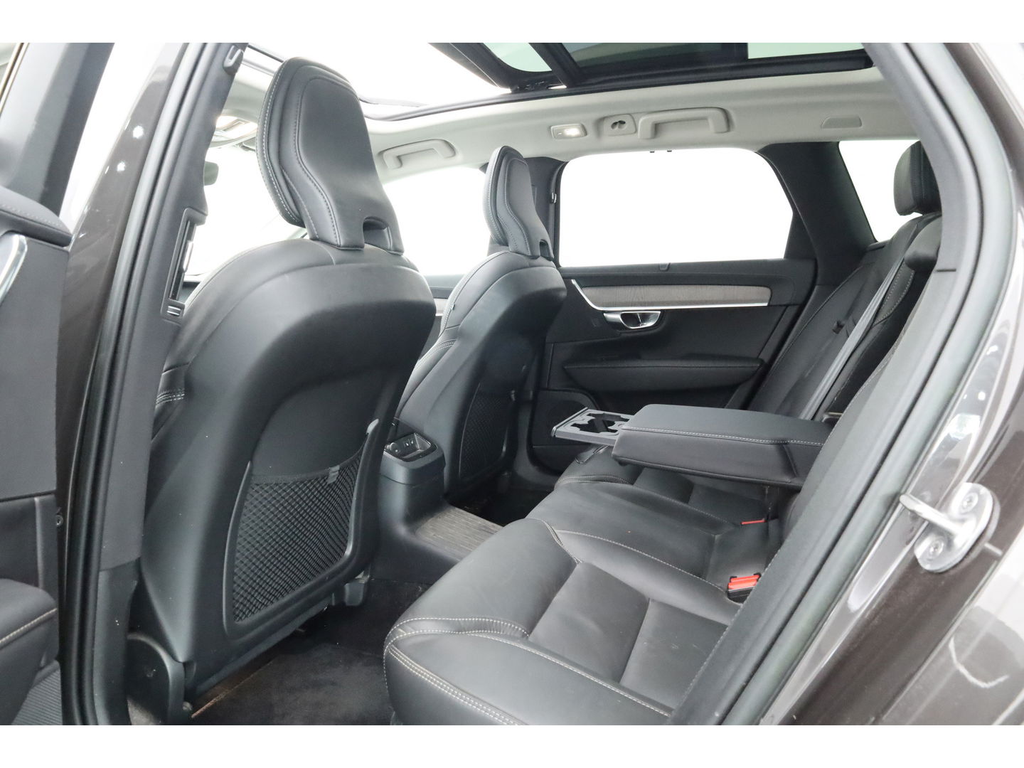 Volvo V90 2.0 T6 Plug-in hybrid AWD Ultimate Bright | Pano | 360 Cam | Stoel ventilatie | ACC | Blis | H&K Audio | uitvoering controleren