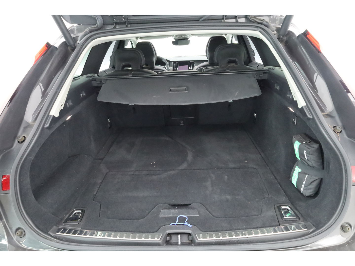 Volvo V90 2.0 T6 Plug-in hybrid AWD Ultimate Bright | Pano | 360 Cam | Stoel ventilatie | ACC | Blis | H&K Audio | uitvoering controleren