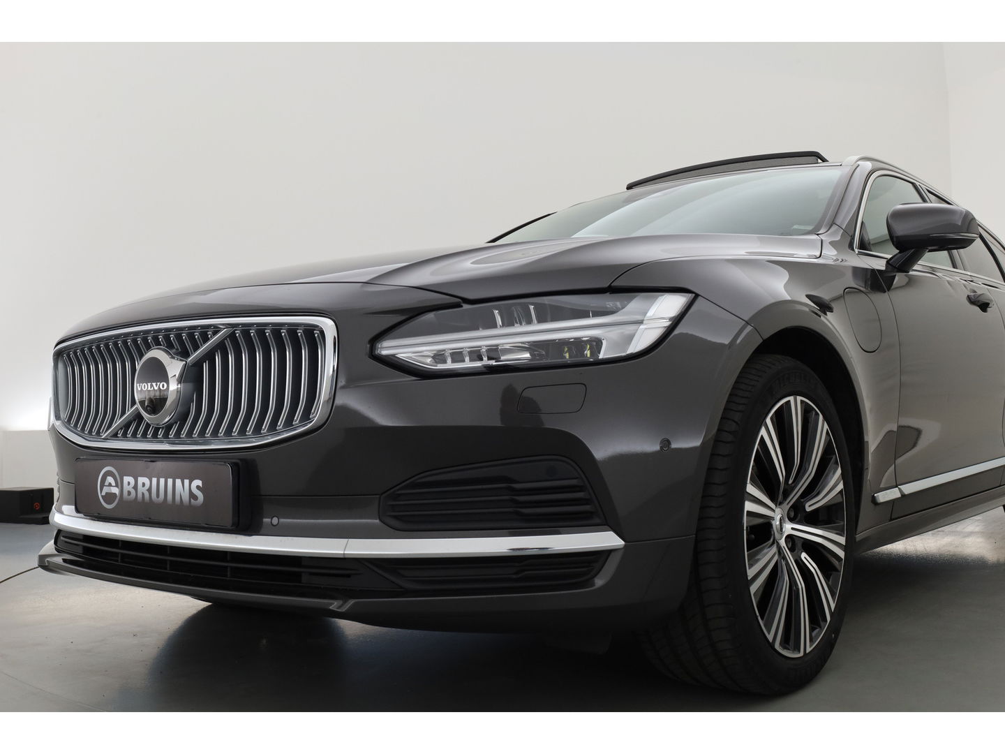 Volvo V90 2.0 T6 Plug-in hybrid AWD Ultimate Bright | Pano | 360 Cam | Stoel ventilatie | ACC | Blis | H&K Audio | uitvoering controleren