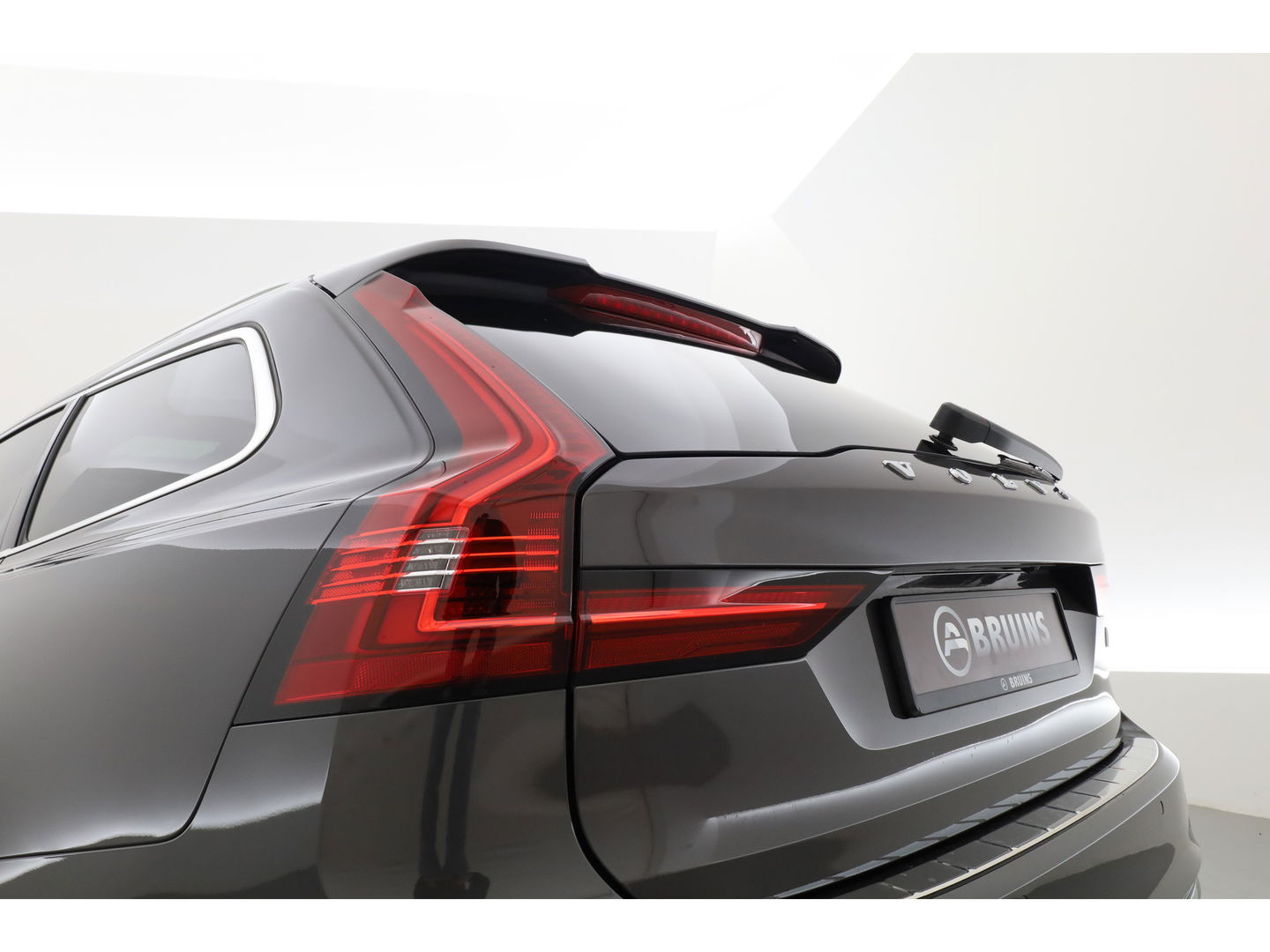 Volvo V90 2.0 T6 Plug-in hybrid AWD Ultimate Bright | Pano | 360 Cam | Stoel ventilatie | ACC | Blis | H&K Audio | uitvoering controleren