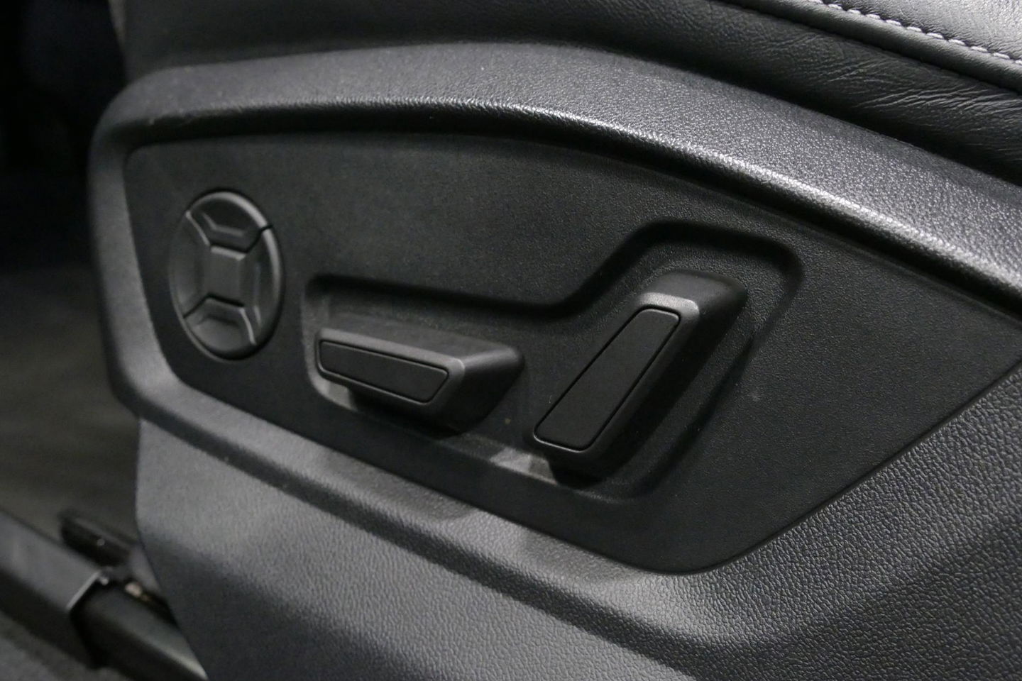 Audi Q7 55 TFSI e quattro Pro Line / S Line / Panoramadak / Matrix Laser koplampen / Elektr. verstelbare voorstoelen / Luchtvering / HUD / Stoelverwarming voor + achter / Apple Carplay - Android Auto / Bang&Olufsen Sound / 22'' LMV / Elektr. wegklapbare trekhaak 