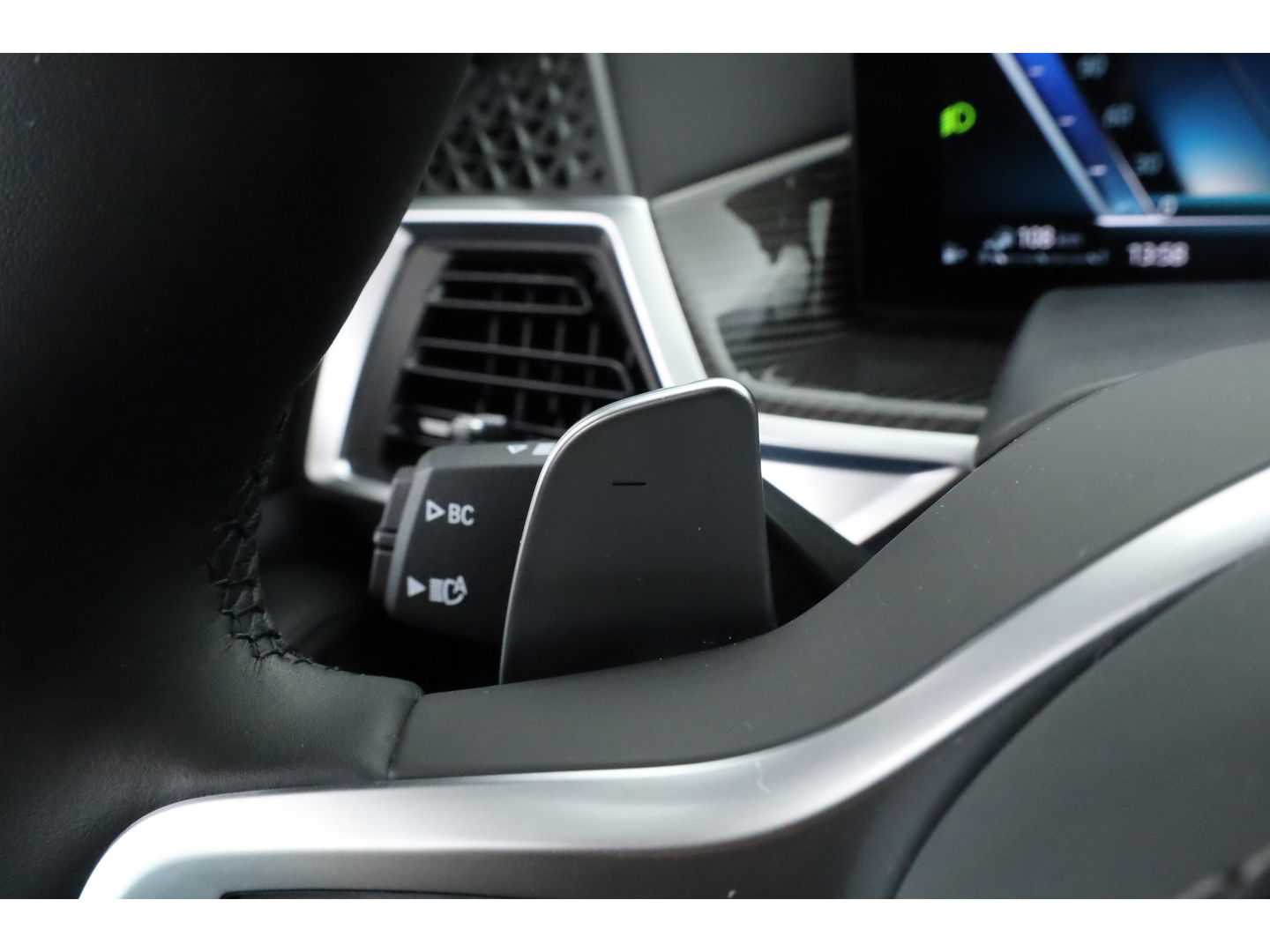 BMW X5 xDrive50e M Sport Frozen pure Grey | Skylounge | Soft Close | Achterasbesturing | 360cam | B&W Aduio | 22'' | Stoelvent. | Carbon | Luchtvering