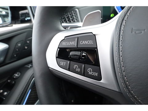 BMW X5 xDrive50e M Sport Frozen pure Grey | Skylounge | Soft Close | Achterasbesturing | 360cam | B&W Aduio | 22'' | Stoelvent. | Carbon | Luchtvering