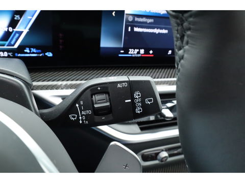 BMW X5 xDrive50e M Sport Frozen pure Grey | Skylounge | Soft Close | Achterasbesturing | 360cam | B&W Aduio | 22'' | Stoelvent. | Carbon | Luchtvering