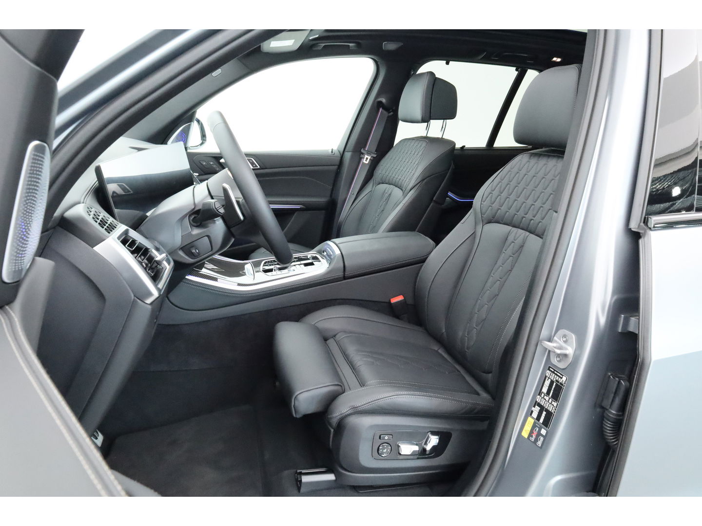 BMW X5 xDrive50e M Sport Frozen pure Grey | Skylounge | Soft Close | Achterasbesturing | 360cam | B&W Aduio | 22'' | Stoelvent. | Carbon | Luchtvering