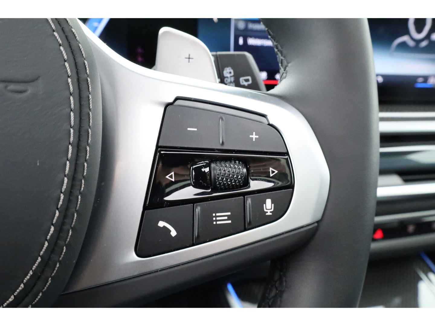 BMW X5 xDrive50e M Sport Frozen pure Grey | Skylounge | Soft Close | Achterasbesturing | 360cam | B&W Aduio | 22'' | Stoelvent. | Carbon | Luchtvering