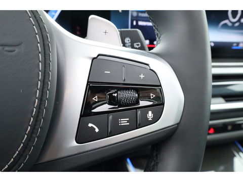 BMW X5 xDrive50e M Sport Frozen pure Grey | Skylounge | Soft Close | Achterasbesturing | 360cam | B&W Aduio | 22'' | Stoelvent. | Carbon | Luchtvering