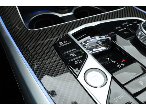 BMW X5 xDrive50e M Sport Frozen pure Grey | Skylounge | Soft Close | Achterasbesturing | 360cam | B&W Aduio | 22'' | Stoelvent. | Carbon | Luchtvering