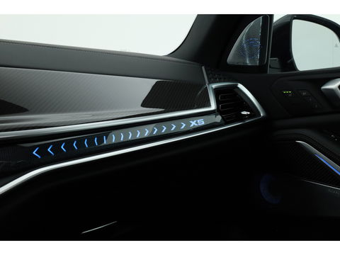 BMW X5 xDrive50e M Sport Frozen pure Grey | Skylounge | Soft Close | Achterasbesturing | 360cam | B&W Aduio | 22'' | Stoelvent. | Carbon | Luchtvering
