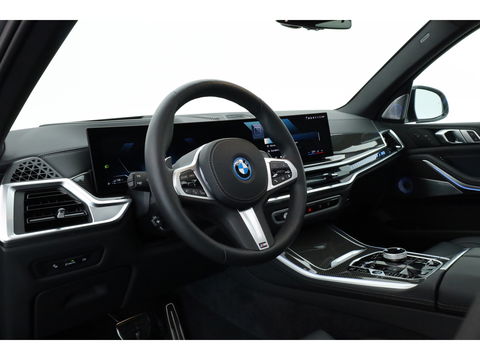 BMW X5 xDrive50e M Sport Frozen pure Grey | Skylounge | Soft Close | Achterasbesturing | 360cam | B&W Aduio | 22'' | Stoelvent. | Carbon | Luchtvering