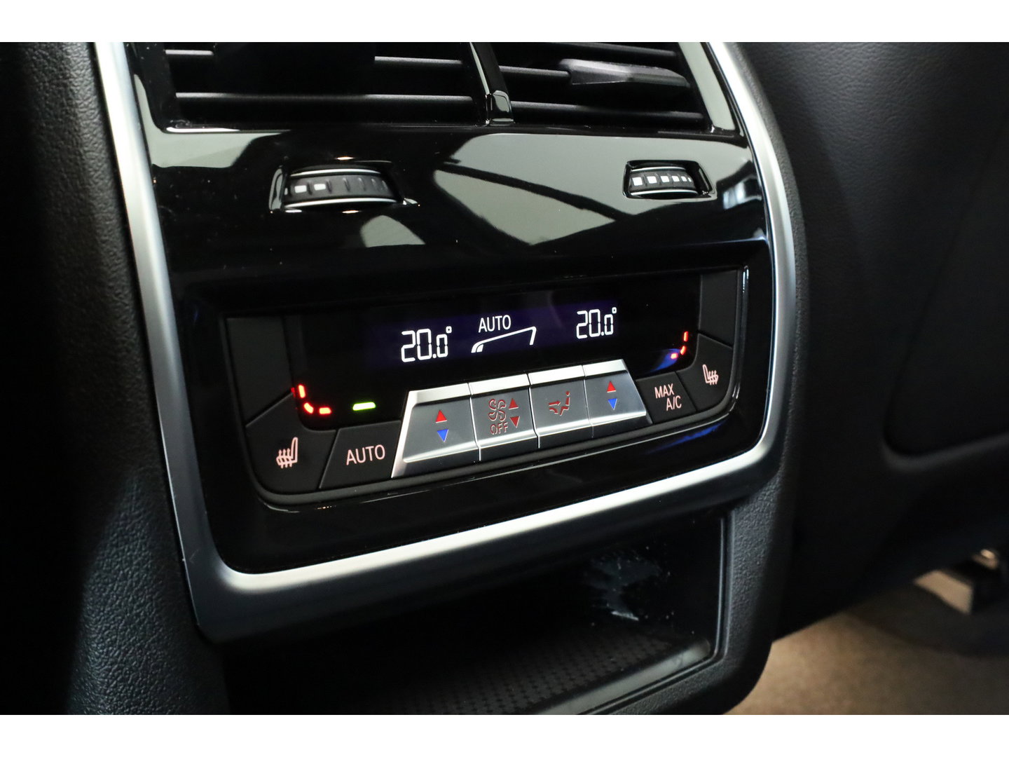 BMW X5 xDrive50e M Sport Frozen pure Grey | Skylounge | Soft Close | Achterasbesturing | 360cam | B&W Aduio | 22'' | Stoelvent. | Carbon | Luchtvering