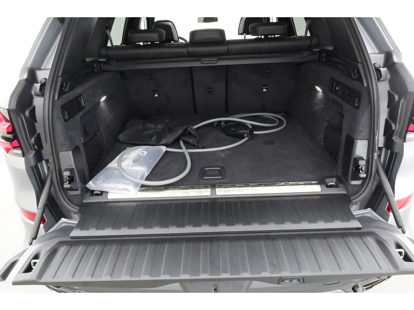 BMW X5 xDrive50e M Sport Frozen pure Grey | Skylounge | Soft Close | Achterasbesturing | 360cam | B&W Aduio | 22'' | Stoelvent. | Carbon | Luchtvering