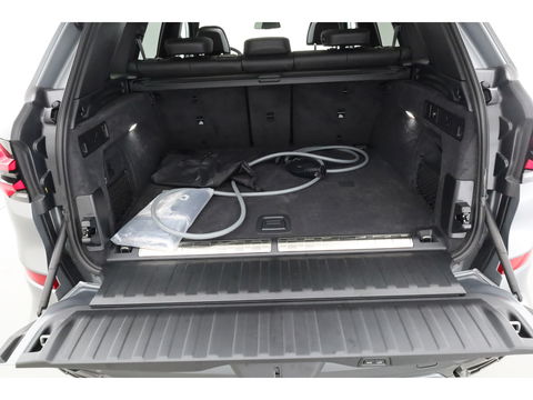 BMW X5 xDrive50e M Sport Frozen pure Grey | Skylounge | Soft Close | Achterasbesturing | 360cam | B&W Aduio | 22'' | Stoelvent. | Carbon | Luchtvering
